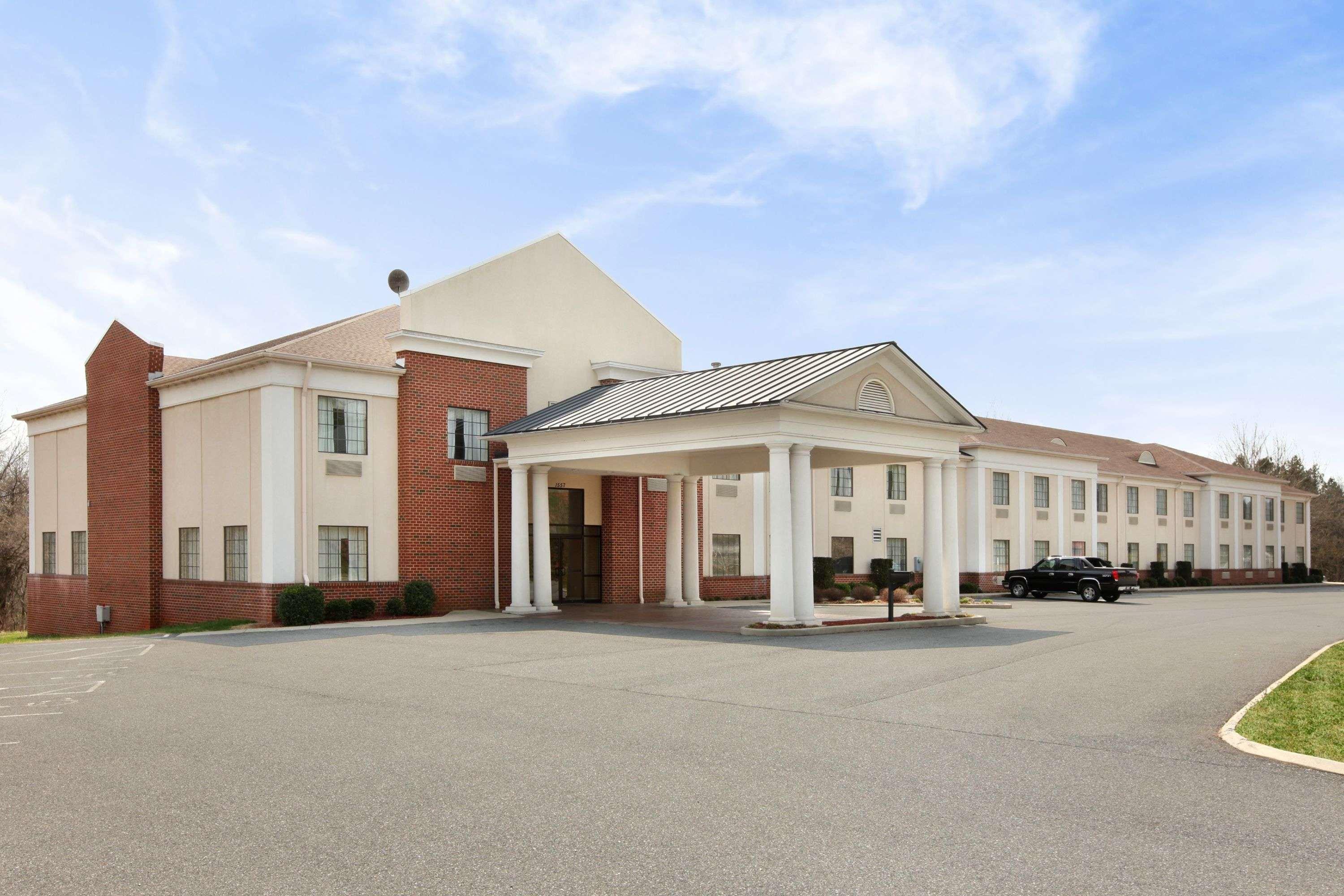Days Inn By Wyndham Alta Vista Altavista Esterno foto